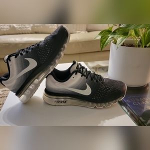 NIKE AIRMAX 2017 SIZE W 7 BLACK WHITE